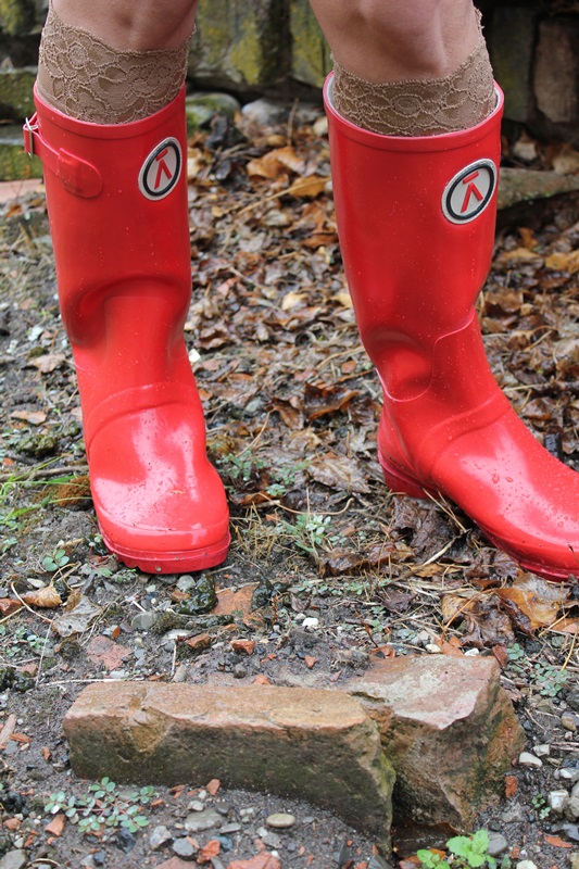 IndianSavage Margaret Dallospedale Red Rainboots Trench Rainy day 7