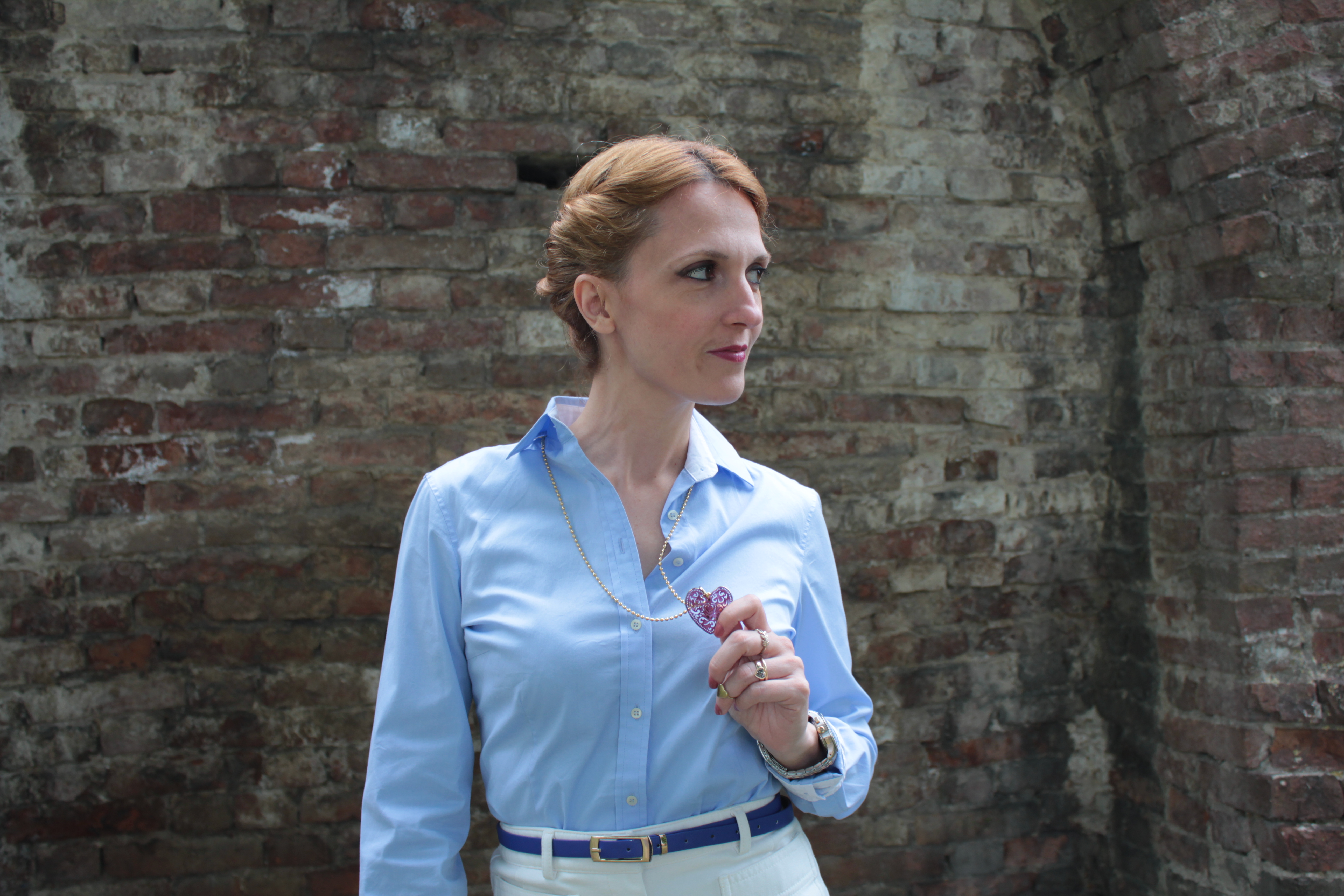 High-waisted trousers & a special necklace with inlaid heart pendant (Fashion tip #46)