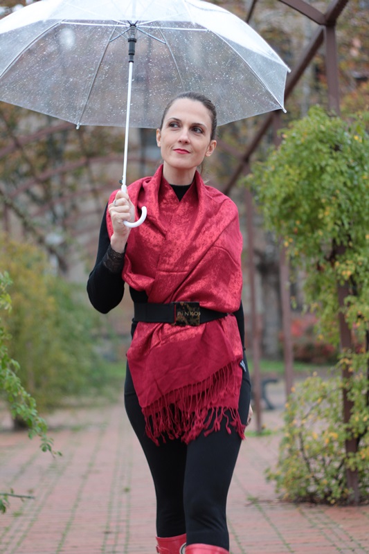 Margaret Dallospedale, Maggie Dallospedlae fashion diary, Fashion blog, Fashion blogger,  fashion tips, how to wear, Outfits, OOTD, Fall outfit, Black and Red for rain, 01