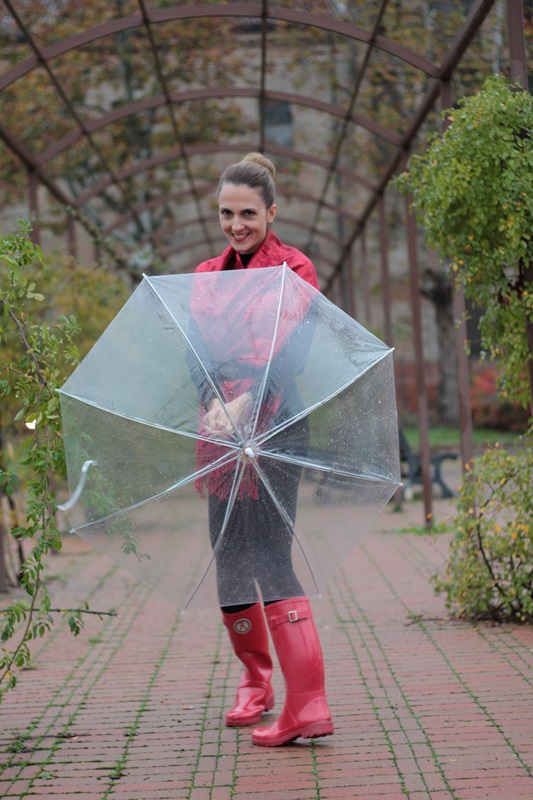 Margaret Dallospedale, Maggie Dallospedlae fashion diary, Fashion blog, Fashion blogger,  fashion tips, how to wear, Outfits, OOTD, Fall outfit, Black and Red for rain, 011