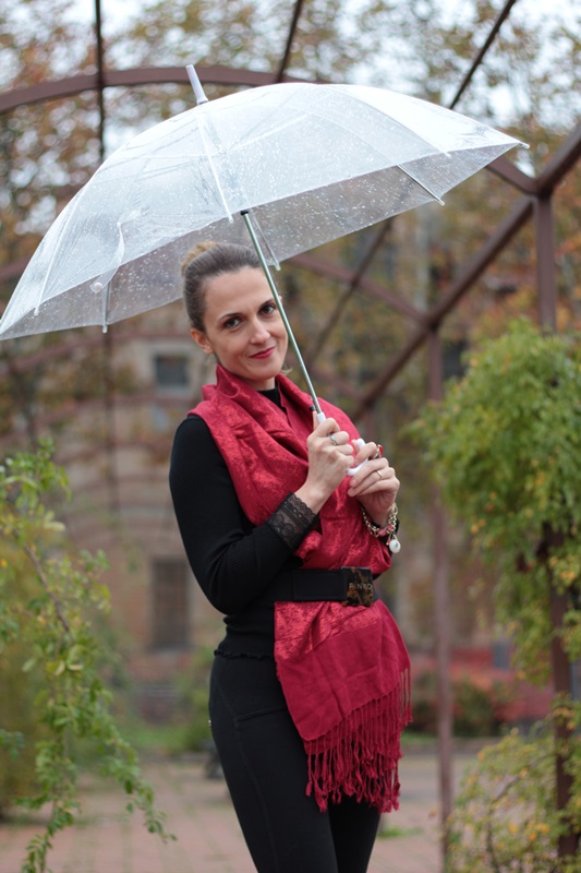 Margaret Dallospedale, Maggie Dallospedlae fashion diary, Fashion blog, Fashion blogger,  fashion tips, how to wear, Outfits, OOTD, Fall outfit, Black and Red for rain, 013