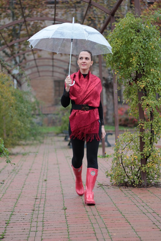 Margaret Dallospedale, Maggie Dallospedlae fashion diary, Fashion blog, Fashion blogger,  fashion tips, how to wear, Outfits, OOTD, Fall outfit, Black and Red for rain, 02