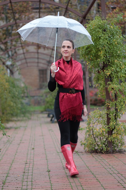 Margaret Dallospedale, Maggie Dallospedlae fashion diary, Fashion blog, Fashion blogger,  fashion tips, how to wear, Outfits, OOTD, Fall outfit, Black and Red for rain, 03