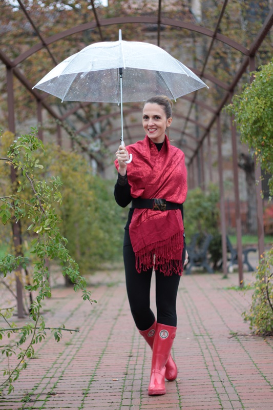 Margaret Dallospedale, Maggie Dallospedlae fashion diary, Fashion blog, Fashion blogger,  fashion tips, how to wear, Outfits, OOTD, Fall outfit, Black and Red for rain, 04