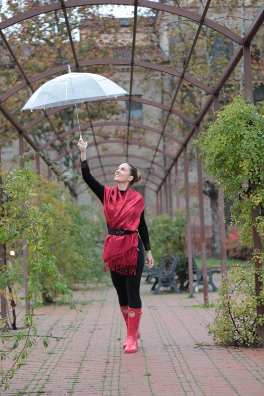 Margaret Dallospedale, Maggie Dallospedlae fashion diary, Fashion blog, Fashion blogger,  fashion tips, how to wear, Outfits, OOTD, Fall outfit, Black and Red for rain, 05