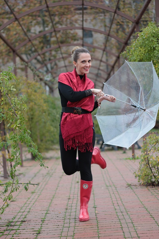 Margaret Dallospedale, Maggie Dallospedlae fashion diary, Fashion blog, Fashion blogger,  fashion tips, how to wear, Outfits, OOTD, Fall outfit, Black and Red for rain, 06