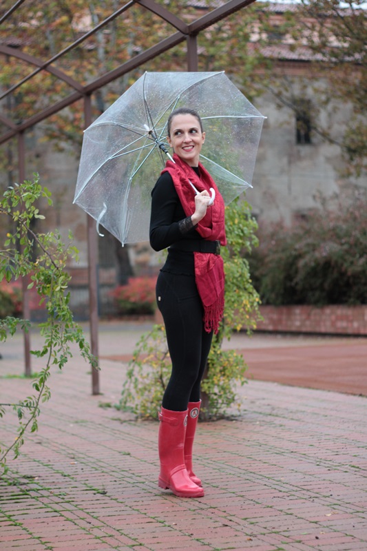 Margaret Dallospedale, Maggie Dallospedlae fashion diary, Fashion blog, Fashion blogger,  fashion tips, how to wear, Outfits, OOTD, Fall outfit, Black and Red for rain, 07
