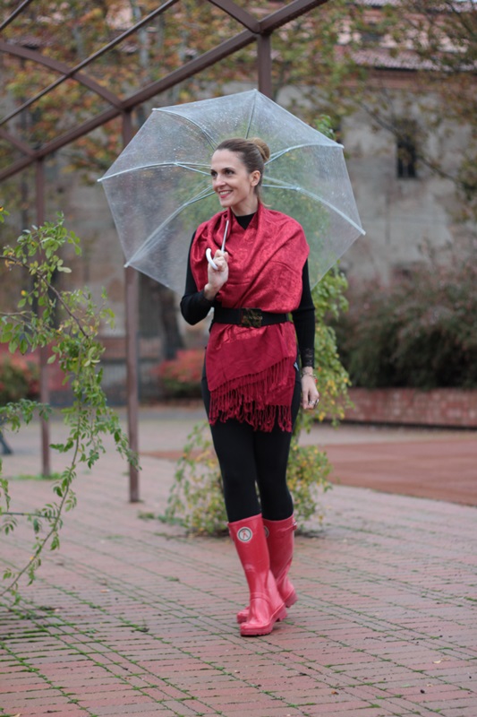Margaret Dallospedale, Maggie Dallospedlae fashion diary, Fashion blog, Fashion blogger,  fashion tips, how to wear, Outfits, OOTD, Fall outfit, Black and Red for rain, 08