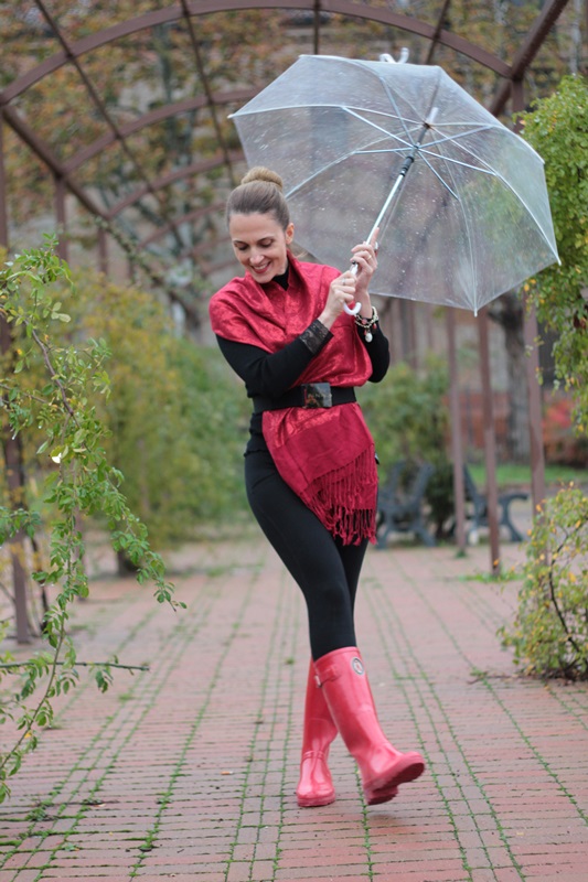 Margaret Dallospedale, Maggie Dallospedlae fashion diary, Fashion blog, Fashion blogger,  fashion tips, how to wear, Outfits, OOTD, Fall outfit, Black and Red for rain, 09