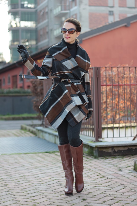 Fashion blogger, Fashion blog, Maggie Dallospedale fashion diary, fashion outfit, Brown Black Grey Plaid Coat, 2