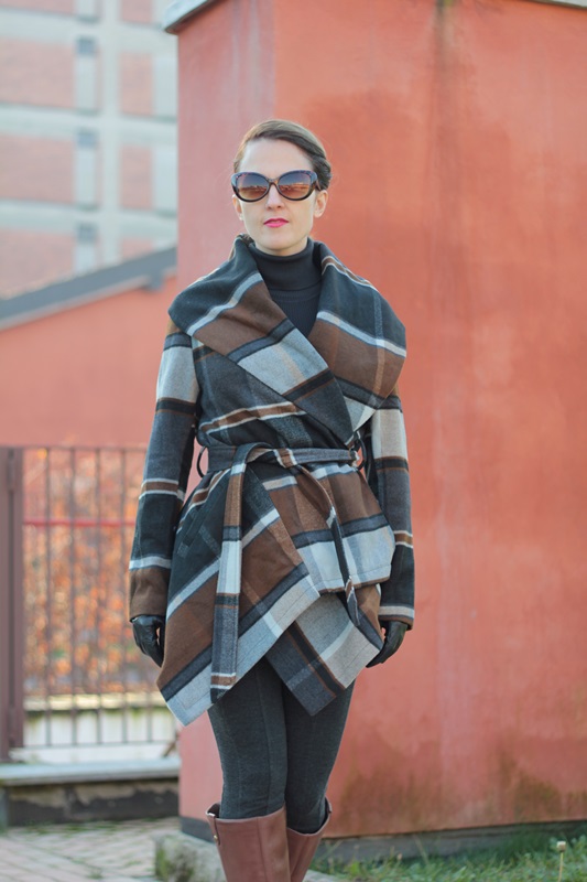 Fashion blogger, Fashion blog, Maggie Dallospedale fashion diary, fashion outfit, Brown Black Grey Plaid Coat, 8