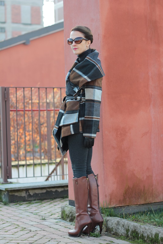 Fashion blogger, Fashion blog, Maggie Dallospedale fashion diary, fashion outfit, Brown Black Grey Plaid Coat, 9
