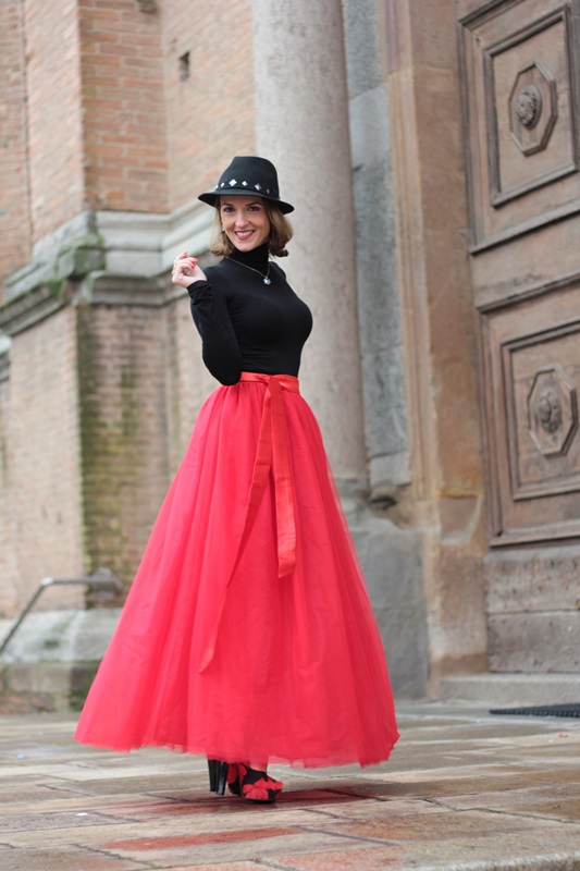 Fashion blogger, Fashion blog, Maggie Dallospedale fashion diary, fashion outfit, Red tulle skirt, Christmas outfit idea