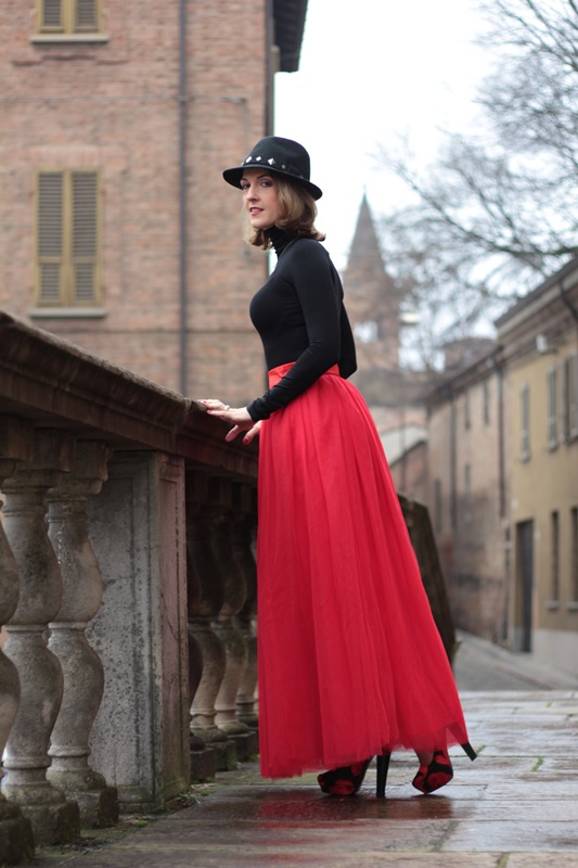 Fashion blogger, Fashion blog, Maggie Dallospedale fashion diary, fashion outfit, Red tulle skirt, Christmas outfit idea, 10