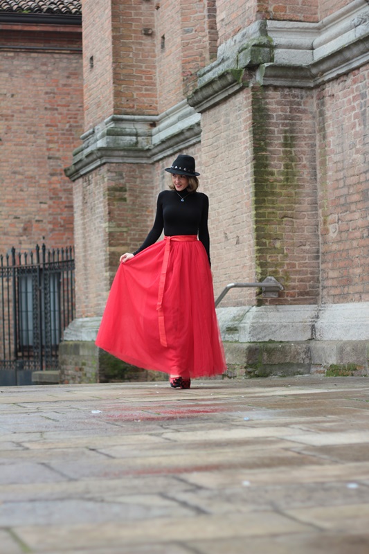 Fashion blogger, Fashion blog, Maggie Dallospedale fashion diary, fashion outfit, Red tulle skirt, Christmas outfit idea, 2