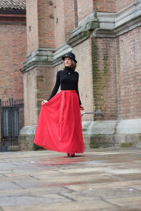 Fashion blogger, Fashion blog, Maggie Dallospedale fashion diary, fashion outfit, Red tulle skirt, Christmas outfit idea, 3