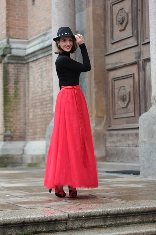 Fashion blogger, Fashion blog, Maggie Dallospedale fashion diary, fashion outfit, Red tulle skirt, Christmas outfit idea, 5