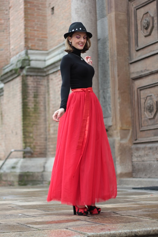 Fashion blogger, Fashion blog, Maggie Dallospedale fashion diary, fashion outfit, Red tulle skirt, Christmas outfit idea, 6