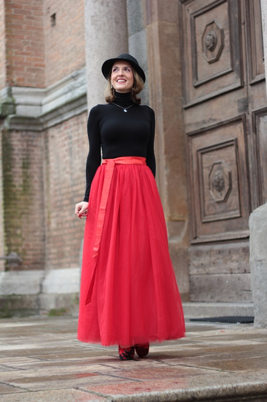 Fashion blogger, Fashion blog, Maggie Dallospedale fashion diary, fashion outfit, Red tulle skirt, Christmas outfit idea, 7