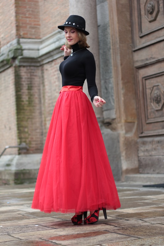 Fashion blogger, Fashion blog, Maggie Dallospedale fashion diary, fashion outfit, Red tulle skirt, Christmas outfit idea, 8