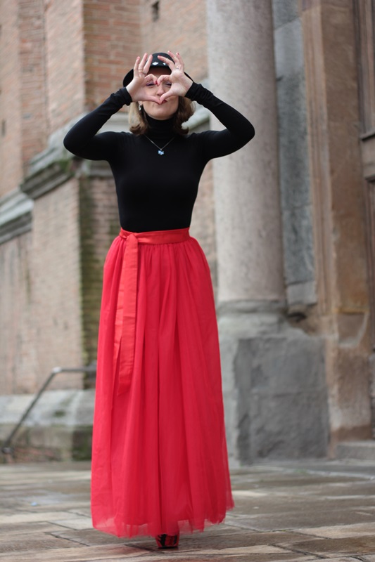 Fashion blogger, Fashion blog, Maggie Dallospedale fashion diary, fashion outfit, Red tulle skirt, Christmas outfit idea, 9