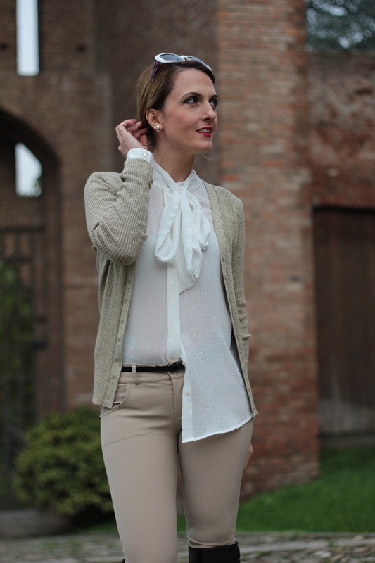Margaret Dallospedale, Maggie Dallospedale fashion diary, Fashion blog, Fashion blogger,  fashion tips, how to wear, Outfits, OOTD, Fall outfit, Pants beige and white shirt, 1