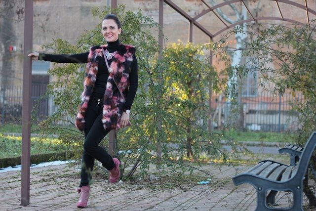 Faux Fur style and total black (Winter Outfit)
