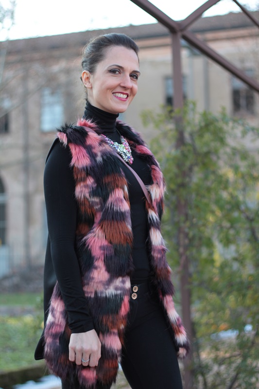 Fashion blogger, Fashion blog, Maggie Dallospedale fashion diary, fashion outfit, Faux Fur style, 7