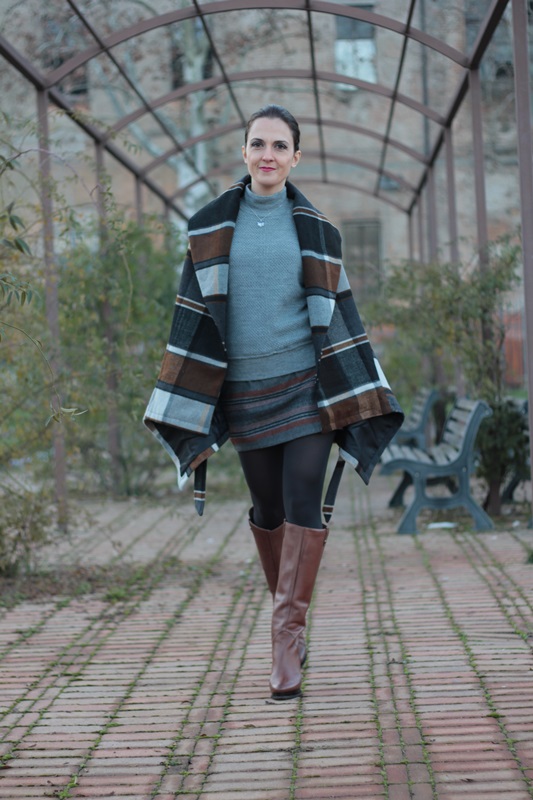 Fashion blogger, Fashion blog, Maggie Dallospedale fashion diary, fashion outfit, Grey fashion style 3