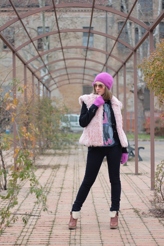 Fashion blogger, Fashion blog, Maggie Dallospedale fashion diary, fashion outfit, Pink Faux fur vest blue jacket, 1