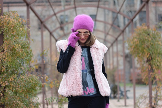 Fashion blogger, Fashion blog, Maggie Dallospedale fashion diary, fashion outfit, Pink Faux fur vest blue jacket, 12