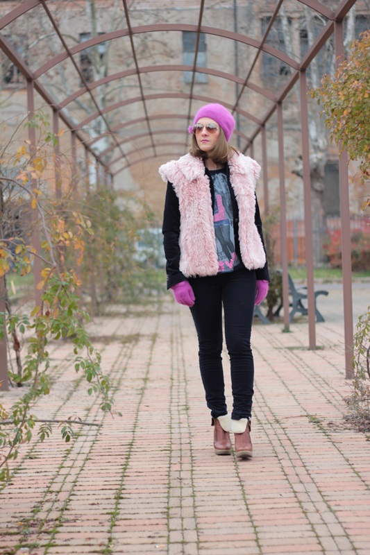 Fashion blogger, Fashion blog, Maggie Dallospedale fashion diary, fashion outfit, Pink Faux fur vest blue jacket, 3