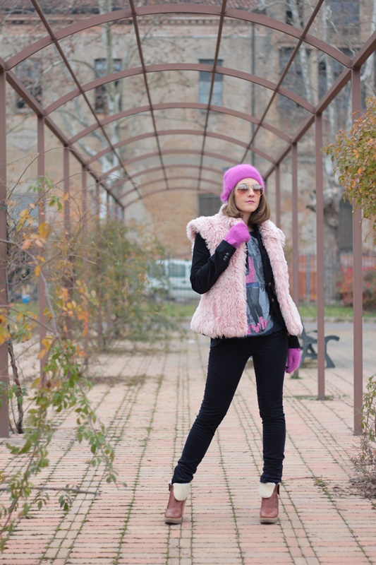 Fashion blogger, Fashion blog, Maggie Dallospedale fashion diary, fashion outfit, Pink Faux fur vest blue jacket, 4