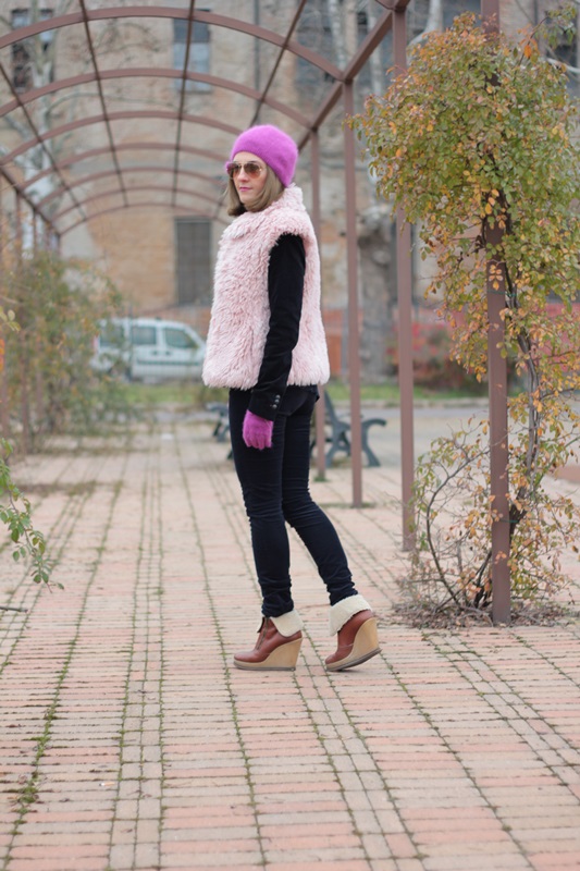 Fashion blogger, Fashion blog, Maggie Dallospedale fashion diary, fashion outfit, Pink Faux fur vest blue jacket, 5