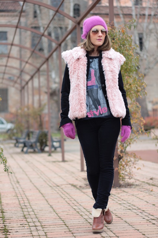 Fashion blogger, Fashion blog, Maggie Dallospedale fashion diary, fashion outfit, Pink Faux fur vest blue jacket, 6