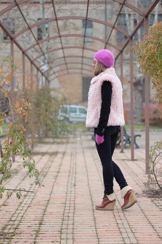 Fashion blogger, Fashion blog, Maggie Dallospedale fashion diary, fashion outfit, Pink Faux fur vest blue jacket, 7