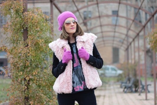 Fashion blogger, Fashion blog, Maggie Dallospedale fashion diary, fashion outfit, Pink Faux fur vest blue jacket, 8