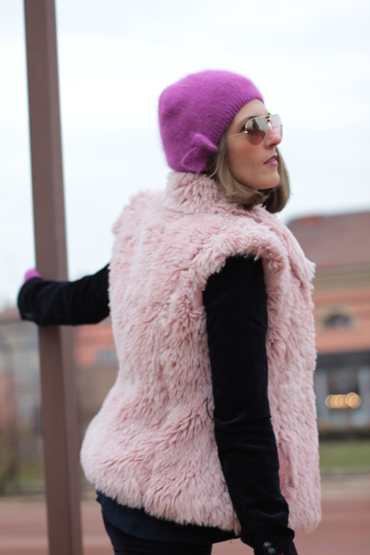 Fashion blogger, Fashion blog, Maggie Dallospedale fashion diary, fashion outfit, Pink Faux fur vest blue jacket, 9