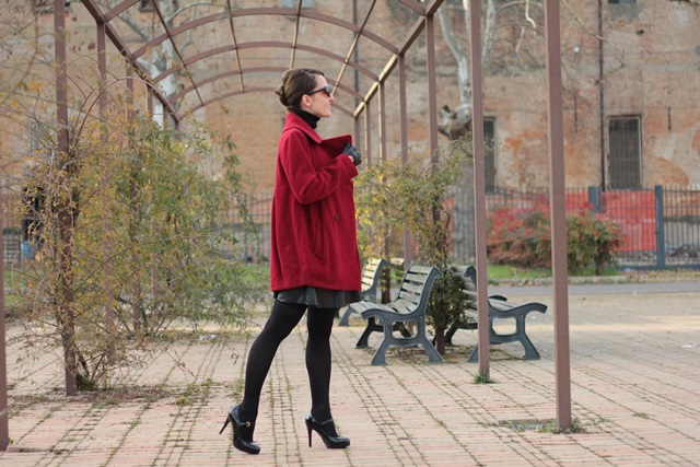 Red coat and total black on my fashion blog