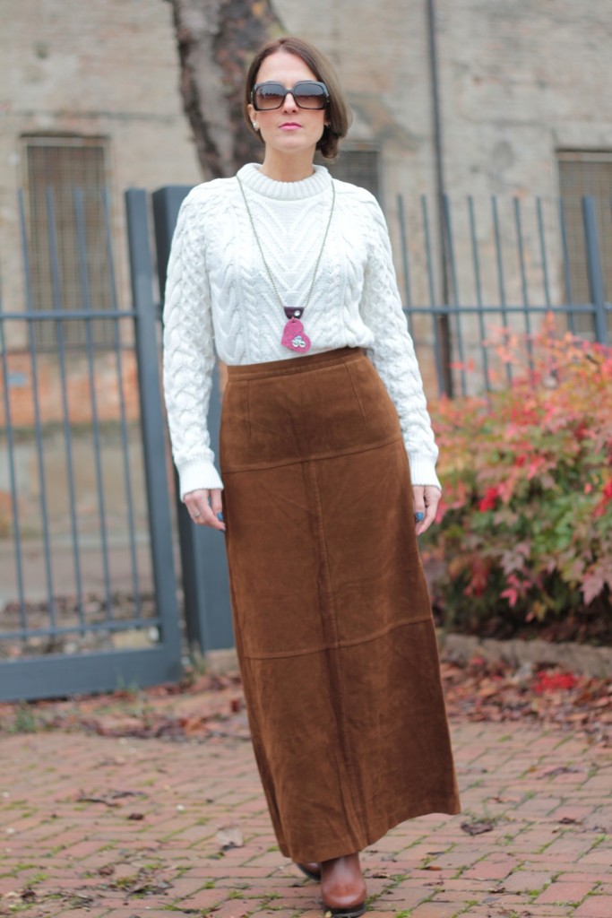 Fashion blogger, Fashion blog, Maggie Dallospedale fashion diary, fashion outfit, Fashion Blogger question, Glam Cowgirls, Suede long skirt, Western Style, 4