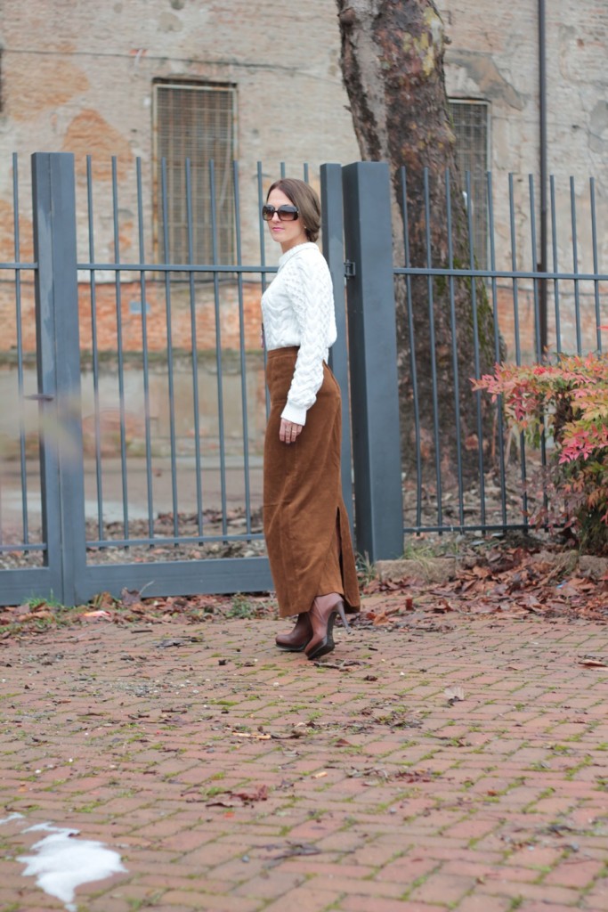 Fashion blogger, Fashion blog, Maggie Dallospedale fashion diary, fashion outfit, Fashion Blogger question, Glam Cowgirls, Suede long skirt, Western Style, 9