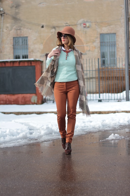 Fashion blogger, Fashion blog, Maggie Dallospedale fashion diary, fashion outfit, Fashion Blogger question, Mint Sweater , 1