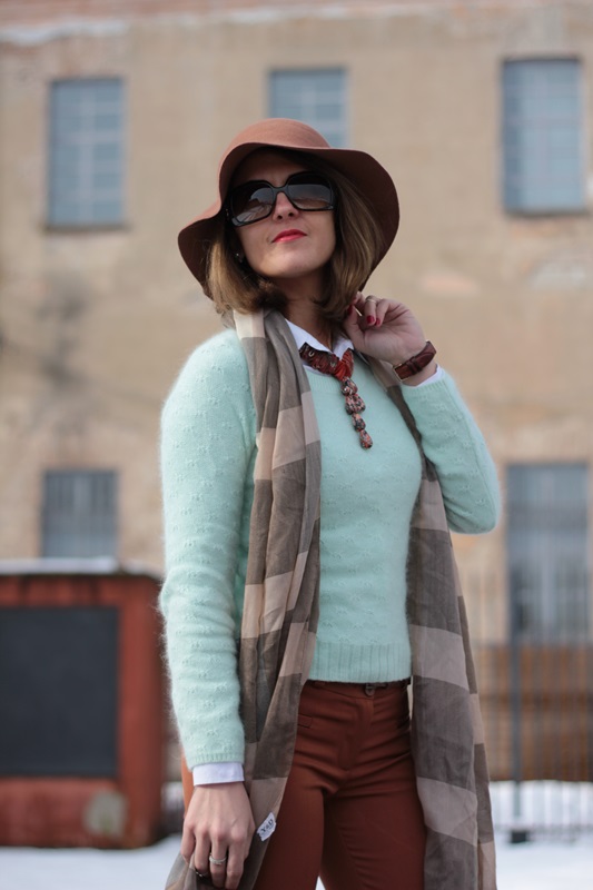 Fashion blogger, Fashion blog, Maggie Dallospedale fashion diary, fashion outfit, Fashion Blogger question, Mint Sweater , 10