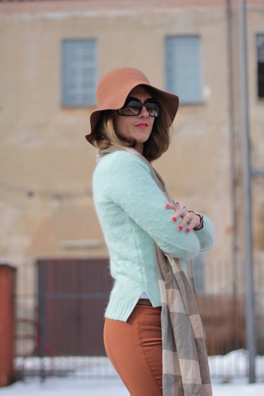 Fashion blogger, Fashion blog, Maggie Dallospedale fashion diary, fashion outfit, Fashion Blogger question, Mint Sweater , 2
