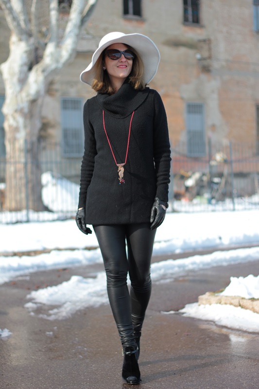 Fashion blogger, Fashion blog, Maggie Dallospedale fashion diary, fashion outfit, Fashion Blogger question, White hat and total black, 11