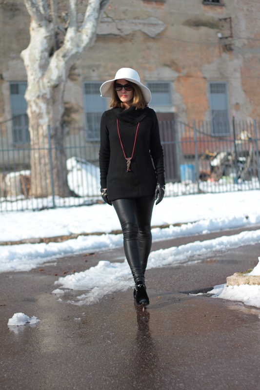 Fashion blogger, Fashion blog, Maggie Dallospedale fashion diary, fashion outfit, Fashion Blogger question, White hat and total black, 3
