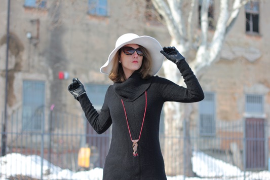 Fashion blogger, Fashion blog, Maggie Dallospedale fashion diary, fashion outfit, Fashion Blogger question, White hat and total black, 5
