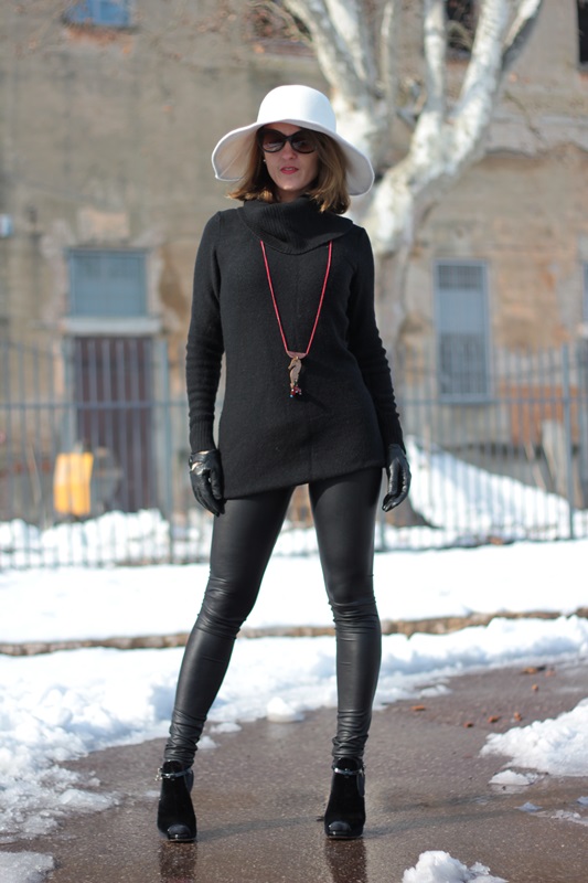 Fashion blogger, Fashion blog, Maggie Dallospedale fashion diary, fashion outfit, Fashion Blogger question, White hat and total black, 7