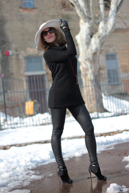 Fashion blogger, Fashion blog, Maggie Dallospedale fashion diary, fashion outfit, Fashion Blogger question, White hat and total black, 8