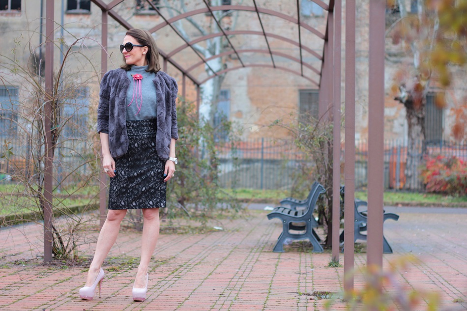 Flower necklace for a sweet outfit (Winter OOTD)